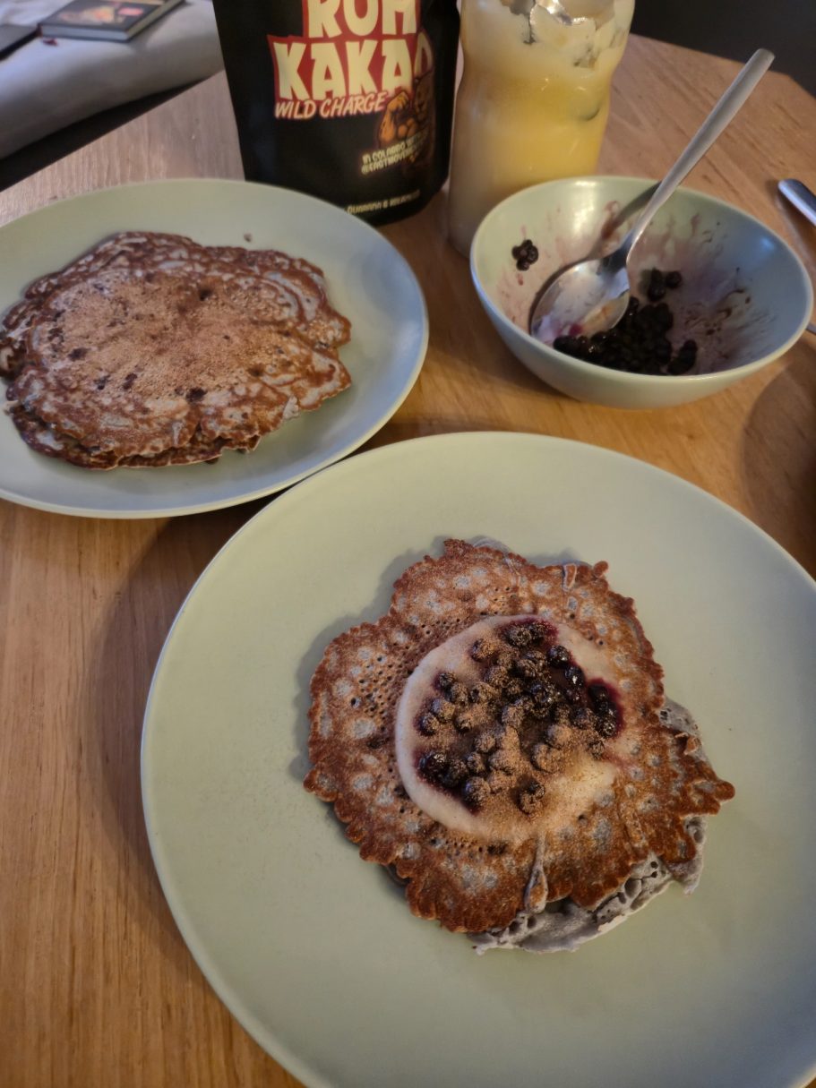 Buchweizen-Pancakes mit Apfelmark (ohne Zuckerzusatz), Roh-Kakao, Ceylon Zimt und wilden Blaubeeren