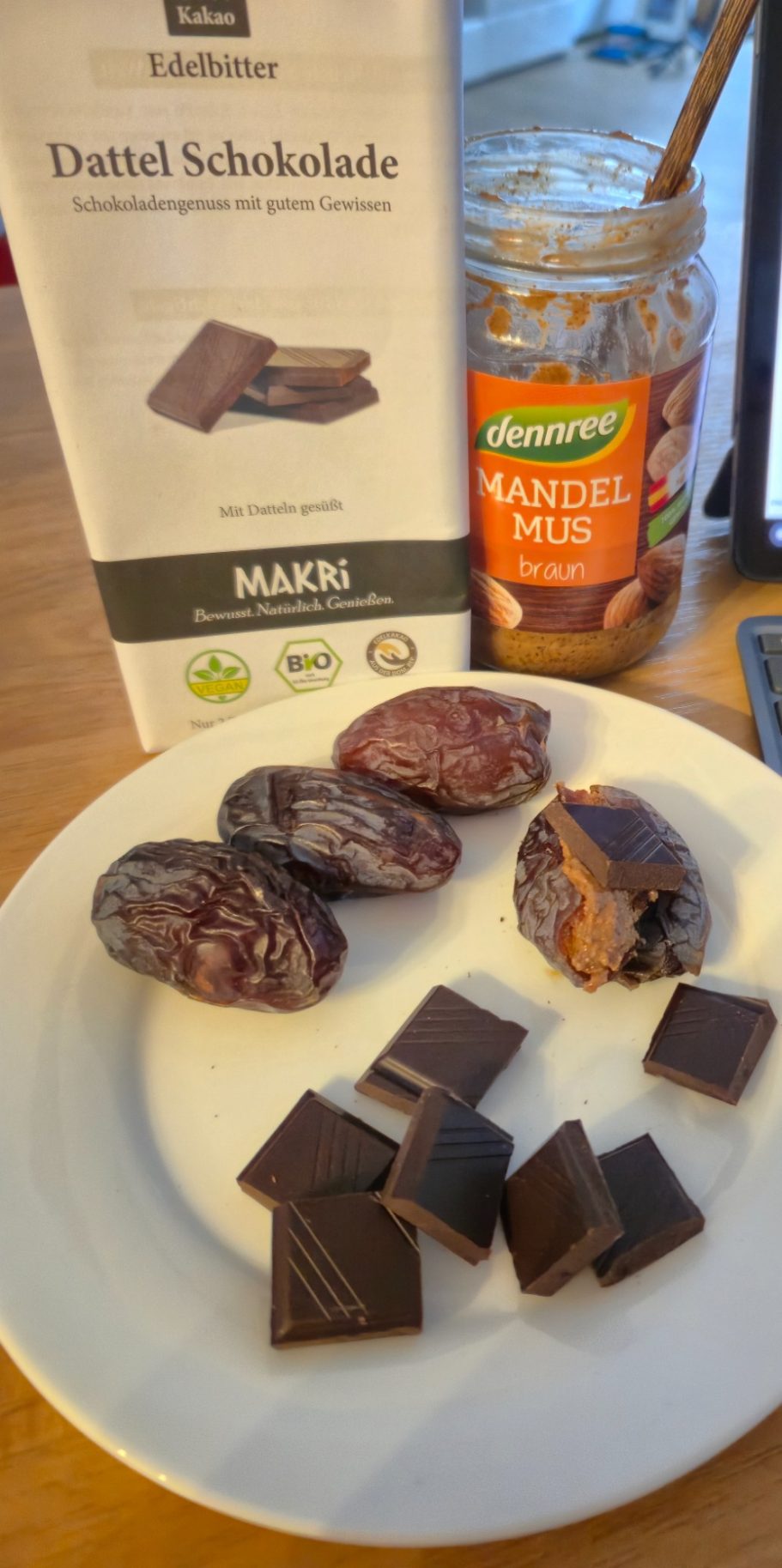Powersnack/Pre-Workout: Medjool Datteln + Mandelmus und 80% roher Schokolade