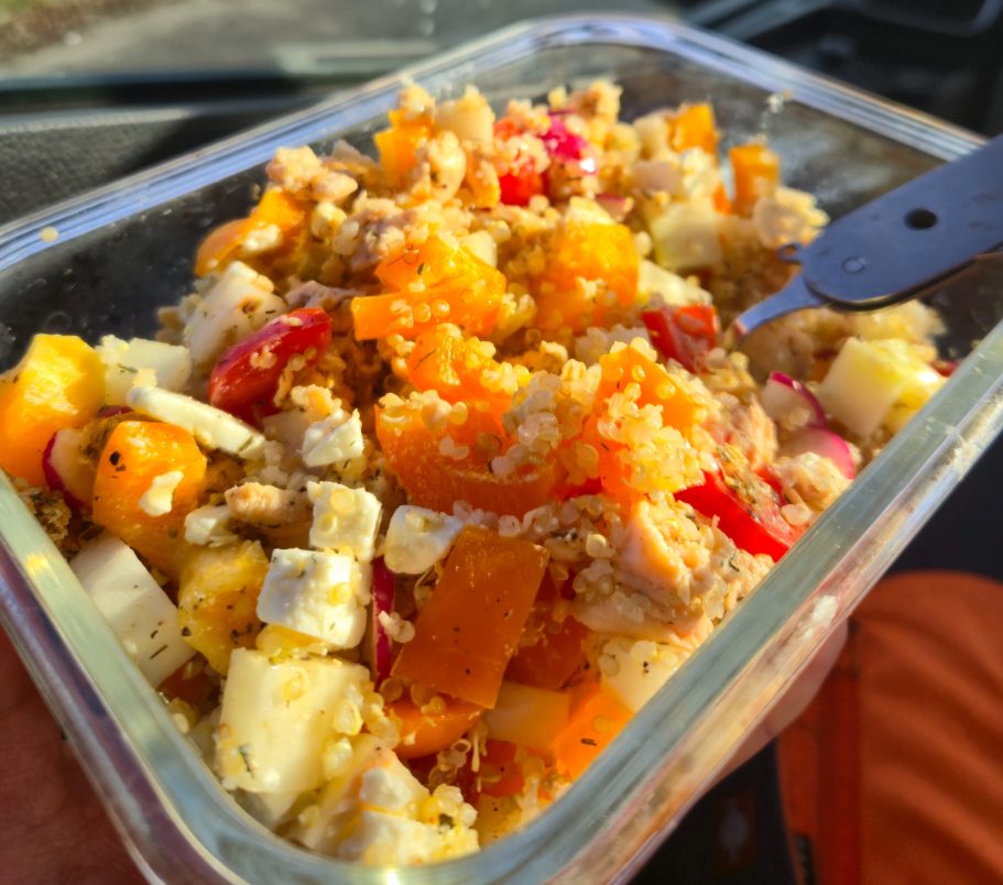 Quinoa mit Wildlachs oder Hähnchen + verschiedene Gemüsearten und getoppt mit Fetakäse