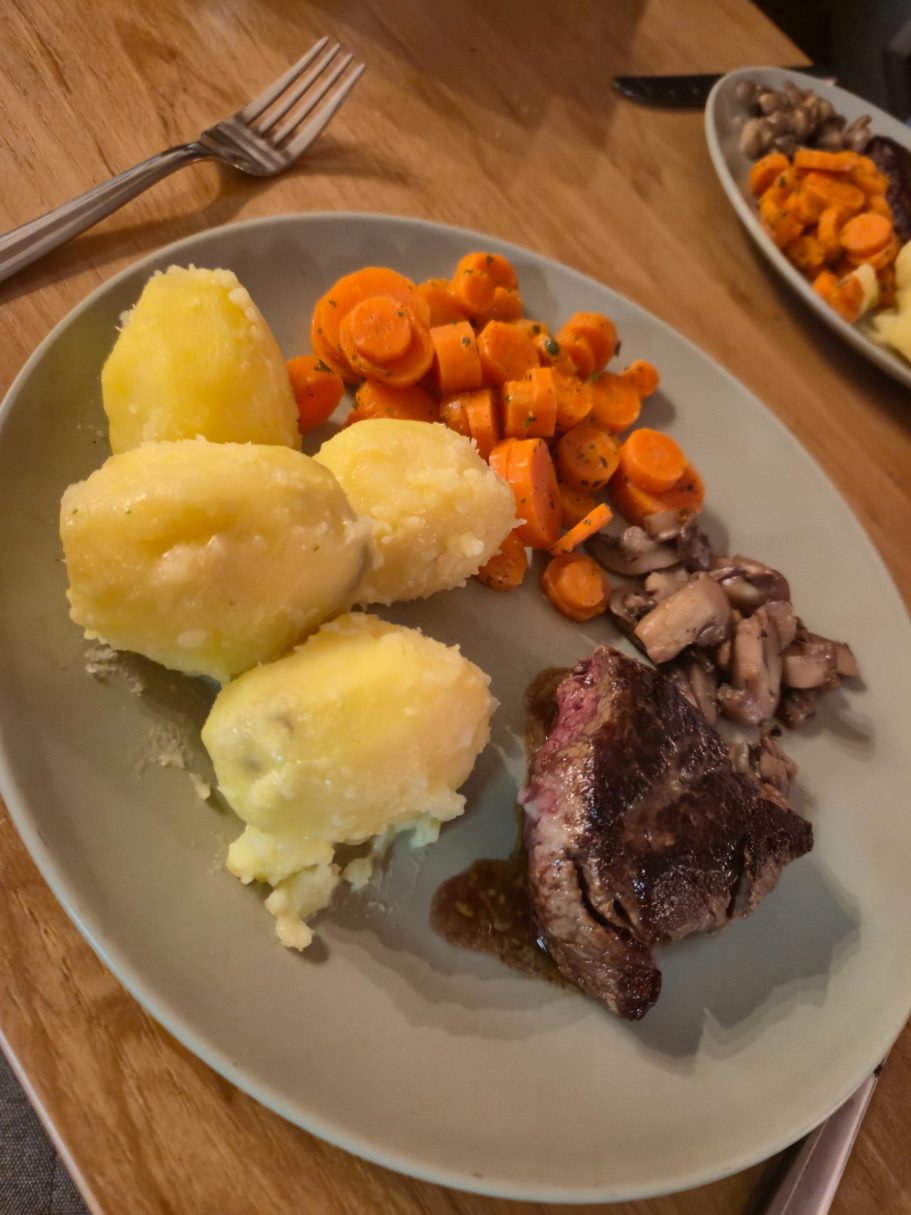 Rinderfilet (100% Weidehaltung + grasgefüttert) mit Kartoffeln, Möhren und Champignons