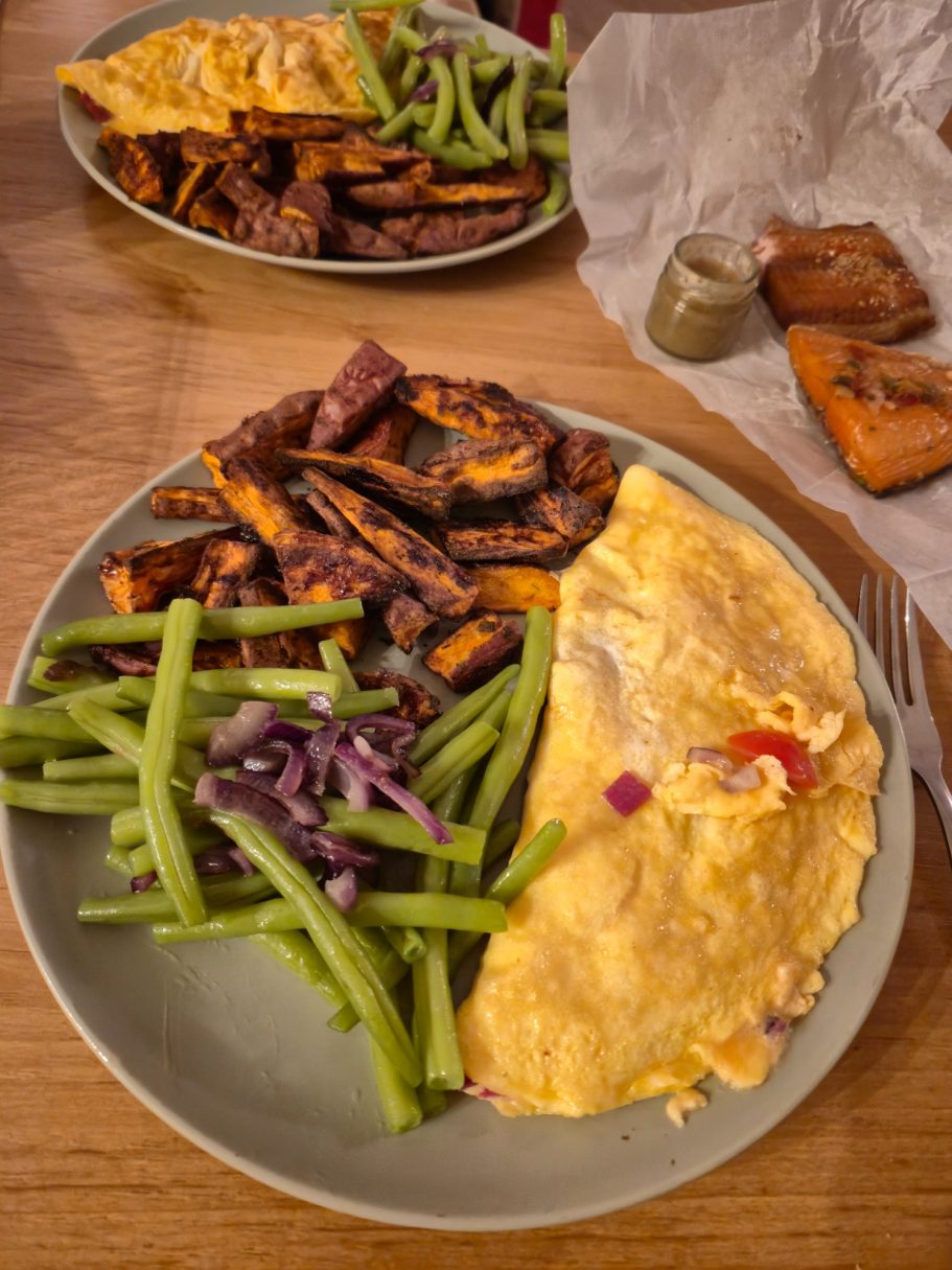 Omelett mit Süßkartoffelspalten und grünen Bohnen + frischer Wildlachs/Hecht