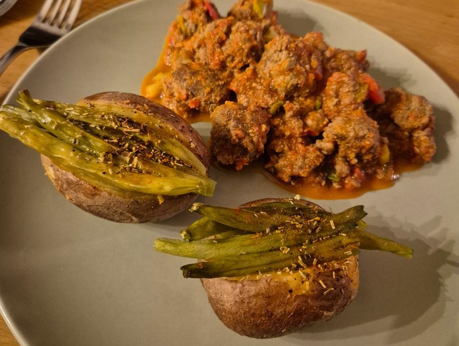Gebackene Kartoffeln mit grünen Bohnen + Tomaten-/Paprikasoße mit selbstgemachten Hackbällchen vom Weiderind