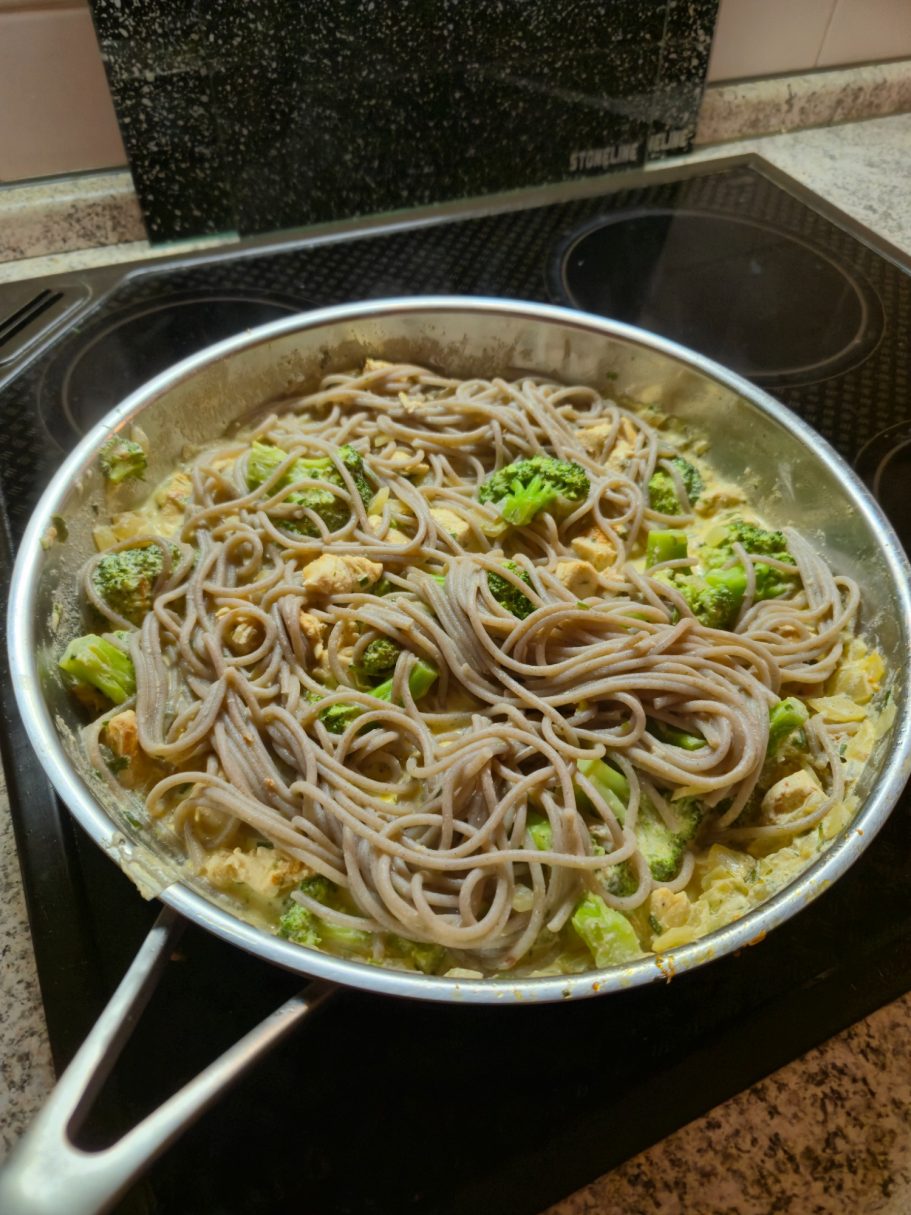 Buchweizennudeln mit Hähnchen, Brokkoli und cremiger Sauce